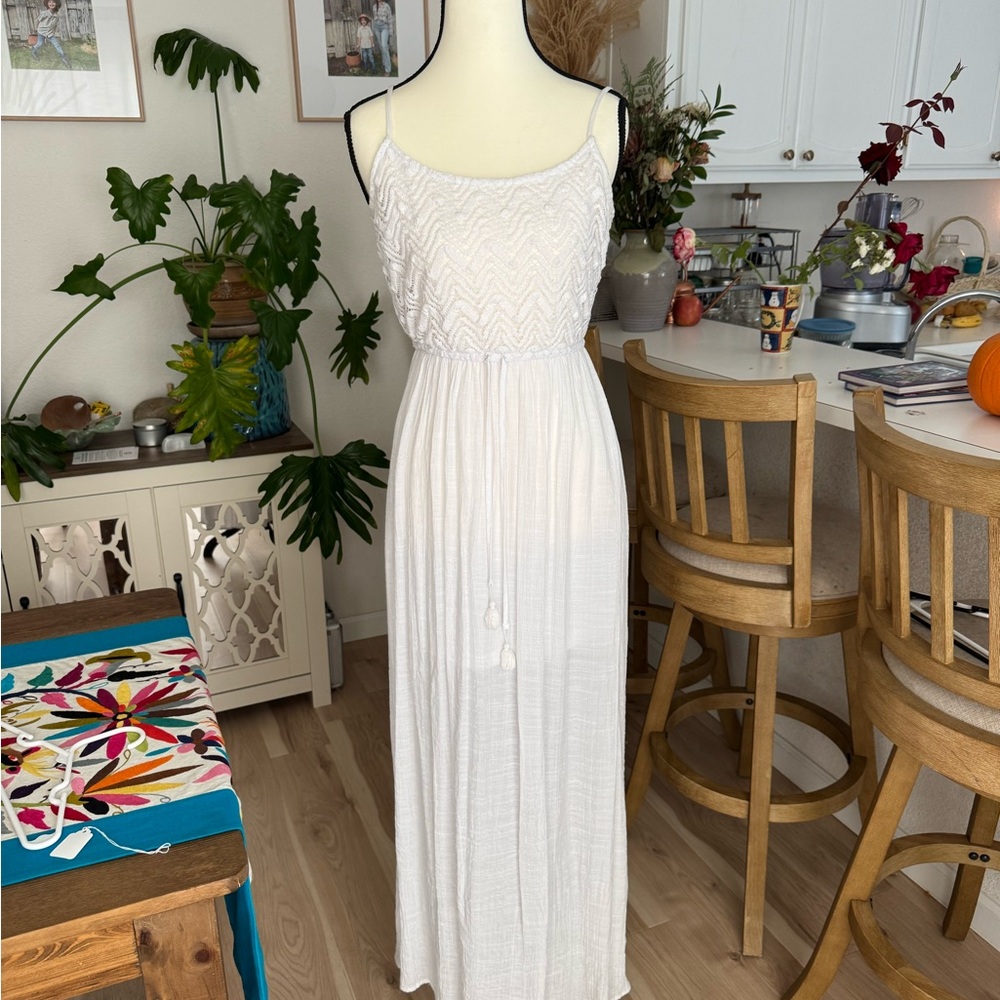 Charlotte Russe White Maxi Dress – Lace Bodice & Flowy Skirt
Size: Small